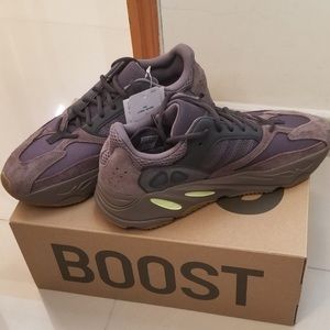 Yeezy Boost 700 Mauve size 12
